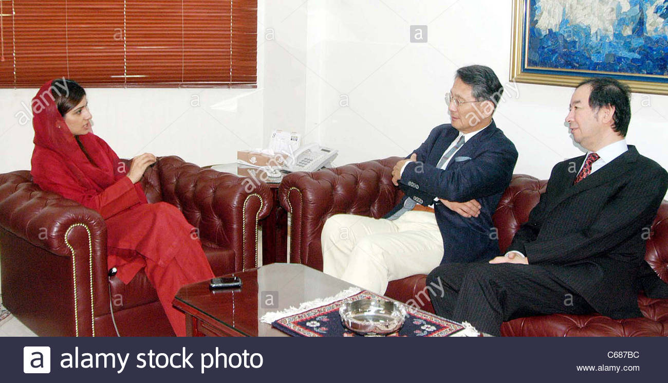 federal-minister-for-foreign-affairs-hina-rabbani-khar-talks-with-C687BC